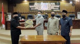 FOTO : Bupati Tanjung Jabung Barat Dr. Safrial Ketikan Serahkan Nota Pengantar Penyampaian Laporan Pertanggungjawaban Pelaksanaan APBD tahun 2019 pada Rapat Paripurna Pertama DPRD Tanjab Barat, Selasa (14/07/20).