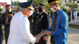 FOTO : Bupati Tanjab Barat Dr. H. Safrial Secara Simbolis Menyerahkan SK Remisi Kepada Perwalikan Napi Seusai Upacara Peringatan Detik-Detik Proklamasi di Hamalam Kantor Bupati, Senin (17/08/20).