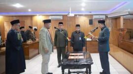 Bupati Tanjab Barat Anwar Sadat Saat Lantik Lantik Feri Elvianto, SH sebagai Direktur Perumda Air Minum (PDAM) Tirta Pengabuan Kabupaten Tanjung Jabung Barat, Kamis (8/6/23). FOTO : Dok Pim