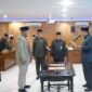 Bupati Tanjab Barat Anwar Sadat Saat Lantik Lantik Feri Elvianto, SH sebagai Direktur Perumda Air Minum (PDAM) Tirta Pengabuan Kabupaten Tanjung Jabung Barat, Kamis (8/6/23). FOTO : Dok Pim