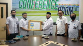 FOTO : Kepala Badan Pusat Statistik Tanjung Jabung Barat Wasi Riyanto, S.ST, M.E MenyerahkanPenghargaan kepada Bupati Tanjab Barat Dr. H. Safrial di Ruang Rapat Bupati, Rabu (19/08/20).