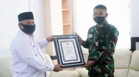 FOTO : Bupati Tanjab Barat Dr. H. Safrial saat Menerima Penghargaan dari Pangdam II Sriwijaya Diserahkan Dandim 0419/Tanjab Kolonel Inf Erwan Susanto, S.IP di ruang rapat Bupati Tanjabbar, Rabu (19/08/20).