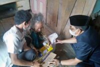 FOTO : Bupati Tanjab Barat H. Anwar Sadat di dampingi istri Hj. Fadilah Sadat sambangi Mardiana (98) di kediamannya di Jalan Diponegoro, Lorong Antasari, RT 15, Kel Tungkal Harapan, Senin (22/03/21)