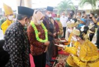 FOTO : Bupati Tanjab Barat H. Anwar Sadat didampingi Ketua TP PKK Hj. Fadhilah Sadat Saat Sambut Kunker Pj. Gubernur Jambi Dr. Hari Nur Cahaya Murni di Rumah Jabatan Bupati, Minggu (07/03/21)