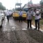 Bupati Tanjung Jabung Barat, H. Anwar Sadat langsung turun kelokasi memantai perbaikan bersama Dinas PUPR Tanjab Barat, Rabu (22/12/21). FOTO : Jang