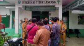 Pj. Bupati Tebo H. Aspan Saat Kunjungi Korban Diduga Keracunan Makanan Acara Pawai Obor di Puskesmas Teluk Lancang, Senin (01/8/22). FOTO : Ist