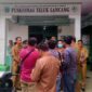Pj. Bupati Tebo H. Aspan Saat Kunjungi Korban Diduga Keracunan Makanan Acara Pawai Obor di Puskesmas Teluk Lancang, Senin (01/8/22). FOTO : Ist