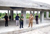 Bupati Anwar Sadat Saat Melakukan Peninjauan Sport Center di Desa Pembengis, Selasa (26/10/21). FOTO : DOKPIM
