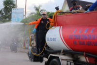FOTO : Bupati Tanjung Jabung Barat H. Safrial bersama jajaran forkompimda lakukan penyemprotan cairan disenfektan di seputaran kota Kuala Tungkal, Jumat (02/10/20).