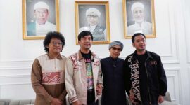Buya Yahya (Kedua dari Kanan) Bersama Personel D'MASIV. FOTO : Ist