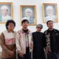 Buya Yahya (Kedua dari Kanan) Bersama Personel D'MASIV. FOTO : Ist