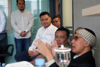 Buya Yahya (Paling Kanan) Memberikan Motivasi pada Manajemen PT. TMMS. FOTO : Ist