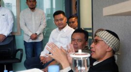 Buya Yahya (Paling Kanan) Memberikan Motivasi pada Manajemen PT. TMMS. FOTO : Ist