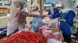 Pembeli dan pihak Bulog transaksi jual beli di Operasi Pasar di Terminal Kota Kuala Tungkal, Kamis (2/2/23). FOTO : Bas/LT