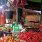 Salah seorang Pedagang di Pasar Parit 2, Kelurahan Tungkal III, Kecamatan Tungkal Ilir, Kabupaten Tanjung Jabung Barat, Jambi saat menggelar Dagangan, Rabu (22/6/22). FOTO : lintastungkal