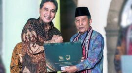 Wakil Gubernur Jambi KH. Abdullah Sani Saat Menerima SK Penetapan Cagar Budaya Kitab Undang-undang Tanjung Tanah Kerinci dari Dirjen Kebudayaan, Hilmar Farid pada Acara Puncak WBTBI 2023 di Kawasan Kota Tua, Taman Fatahillah Jakarta Barat, DKI Jakarta, Rabu malam (25/10/23). FOTO : DISKOMINFO