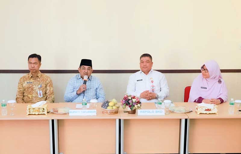 Bupati Tanjab Barat H Anwar Sadat saat Hadir dan Membuka Assessemant Calon Sekda Tanjab Barat di Badan Kepegawaian Daerah (BKD) Provinsi Riau, Rabu (03/7/24). FOTO : HMS