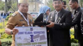 Bupati Tanjung Jabung Barat H Awar Sadat menyerahkan secara simbolis Uang pembinaan kepada Muhammad Ardiansyah. FOTO : Dok/Prokopim