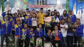 Ketua Pengkab Percasi Tanjung Jabung Barat H. Muh Sjafril Simamora dan Panitia Pelaksana foto bersama para Atlet Catur Tanjab Barat, Rabu (9/11/22). FOTO : Bas/LT