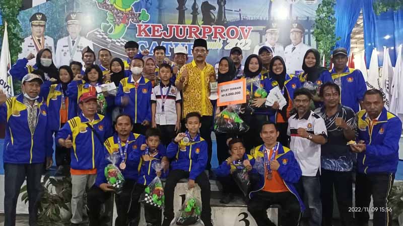 Ketua Pengkab Percasi Tanjung Jabung Barat H. Muh Sjafril Simamora dan Panitia Pelaksana foto bersama para Atlet Catur Tanjab Barat, Rabu (9/11/22). FOTO : Bas/LT