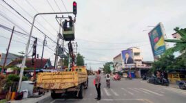 Petugas Saat Memasang CCTV di Simpang Jalan dalam Kota Kuala Tungkal. FOTO : Ist