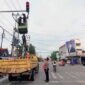 Petugas Saat Memasang CCTV di Simpang Jalan dalam Kota Kuala Tungkal. FOTO : Ist