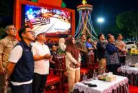 Menuju Smart City yang aman dan responsif! Wali Kota Jambi Maulana memimpin langsung deklarasi integrasi 1.084 CCTV RT ke pusat kendali JCOC. Melalui integrasi digital ini, rekaman pengawasan kini resmi memiliki kekuatan hukum penuh sebagai alat bukti kejahatan demi menjamin keamanan total bagi seluruh warga Kota Jambi. (FOTO : Dok. Istimewa)
