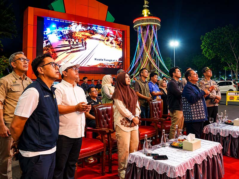 Menuju Smart City yang aman dan responsif! Wali Kota Jambi Maulana memimpin langsung deklarasi integrasi 1.084 CCTV RT ke pusat kendali JCOC. Melalui integrasi digital ini, rekaman pengawasan kini resmi memiliki kekuatan hukum penuh sebagai alat bukti kejahatan demi menjamin keamanan total bagi seluruh warga Kota Jambi. (FOTO : Dok. Istimewa)