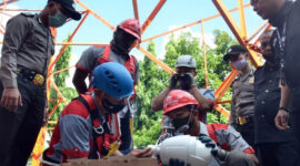 Manager Business Goverment Enterprise Service Telkom Witel Jambi, Irsyad Saat Memantau Pemasangan CCTV di Kantor Telkom, Kecamatan Pasar, Kota Jambi, Jumat (17/07/20). FOTO : Jambi-independen.co.id