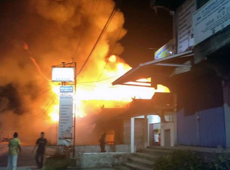 Bekas Kantor Samsat dan Rumah Dinas Hakim PN Kuala Tungkal Terbakar. FOTO : Ist