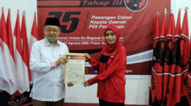 FOTO : CE-Ratu Pasangan Calon Gubernur dan Wakil Gubernur Jambi Menerima SK Rekomendasi atau B1-KWK dari Ketua DPD PDIP Provinsi Jambi Edi Purwanto, SH di Kantor DPD PDIP Provinsi Jambi, Jumat (28/08/20)
