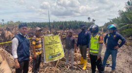 Petugas Kepolisian Polres Tanjung Jabung Barat memasang police line dan pemberitahuan jika lokasi dalam penyelidikan Satreskrim Polres Tanjung Jabung Barat. FOTO : HMSRES Tjb