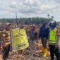 Petugas Kepolisian Polres Tanjung Jabung Barat memasang police line dan pemberitahuan jika lokasi dalam penyelidikan Satreskrim Polres Tanjung Jabung Barat. FOTO : HMSRES Tjb