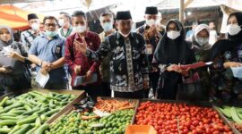 Didampingi Kadis Koperindag dan OPD terkait H Anwar Sadat Monitoring ketersediaan bahan kebutuhan Pokok, Kamis (31/3/22). FOTO : Ist