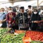 Didampingi Kadis Koperindag dan OPD terkait H Anwar Sadat Monitoring ketersediaan bahan kebutuhan Pokok, Kamis (31/3/22). FOTO : Ist