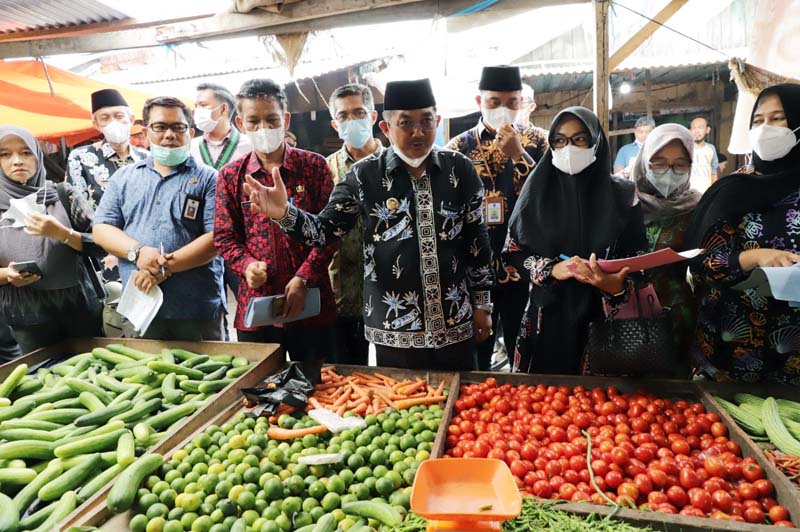 Didampingi Kadis Koperindag dan OPD terkait H Anwar Sadat Monitoring ketersediaan bahan kebutuhan Pokok, Kamis (31/3/22). FOTO : Ist