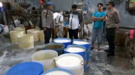 Polsek Sungai Gelam Sidak Pabrik Pembuatan Tahu di Desa Tangkit, Jumat (10//6/22). FOTO : Noval