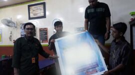 Ketua dan Staf Panwascam Tungkal Ilir bersama Panwaslu Kelurahan Desa dibantu pihak Warung Kopi mencopot APS Caleg, Kamis Sore (9/11/23). FOTO : LT