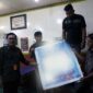 Ketua dan Staf Panwascam Tungkal Ilir bersama Panwaslu Kelurahan Desa dibantu pihak Warung Kopi mencopot APS Caleg, Kamis Sore (9/11/23). FOTO : LT