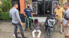 Sebelum Diamankan Polsek Jaluko, Terduga Maling Motor Babak Belur Dihajar Massa. Pelaku Saat Diamakan di Mapolsek Jaluko. FOTO : Ist