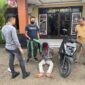 Sebelum Diamankan Polsek Jaluko, Terduga Maling Motor Babak Belur Dihajar Massa. Pelaku Saat Diamakan di Mapolsek Jaluko. FOTO : Ist