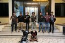 TANGKAP PENADAH: Tim Opsnal Satreskrim Polres Tanjab Barat saat mengamankan tersangka penadah berinisial DI beserta barang bukti satu unit sepeda motor hasil curian di Mapolres Tanjab Barat. Polisi kini tengah melakukan pengejaran terhadap pelaku utama yang identitasnya telah dikantongi. (FOTO : Dok. Polres Tanjab Barat)