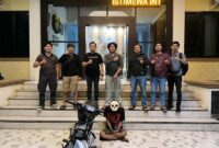 TANGKAP PENADAH: Tim Opsnal Satreskrim Polres Tanjab Barat saat mengamankan tersangka penadah berinisial DI beserta barang bukti satu unit sepeda motor hasil curian di Mapolres Tanjab Barat. Polisi kini tengah melakukan pengejaran terhadap pelaku utama yang identitasnya telah dikantongi. (FOTO : Dok. Polres Tanjab Barat)