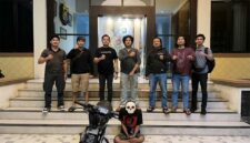 TANGKAP PENADAH: Tim Opsnal Satreskrim Polres Tanjab Barat saat mengamankan tersangka penadah berinisial DI beserta barang bukti satu unit sepeda motor hasil curian di Mapolres Tanjab Barat. Polisi kini tengah melakukan pengejaran terhadap pelaku utama yang identitasnya telah dikantongi. (FOTO : Dok. Polres Tanjab Barat)