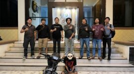 TANGKAP PENADAH: Tim Opsnal Satreskrim Polres Tanjab Barat saat mengamankan tersangka penadah berinisial DI beserta barang bukti satu unit sepeda motor hasil curian di Mapolres Tanjab Barat. Polisi kini tengah melakukan pengejaran terhadap pelaku utama yang identitasnya telah dikantongi. (FOTO : Dok. Polres Tanjab Barat)
