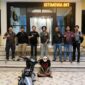 TANGKAP PENADAH: Tim Opsnal Satreskrim Polres Tanjab Barat saat mengamankan tersangka penadah berinisial DI beserta barang bukti satu unit sepeda motor hasil curian di Mapolres Tanjab Barat. Polisi kini tengah melakukan pengejaran terhadap pelaku utama yang identitasnya telah dikantongi. (FOTO : Dok. Polres Tanjab Barat)