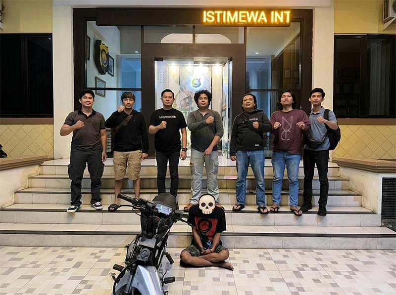 TANGKAP PENADAH: Tim Opsnal Satreskrim Polres Tanjab Barat saat mengamankan tersangka penadah berinisial DI beserta barang bukti satu unit sepeda motor hasil curian di Mapolres Tanjab Barat. Polisi kini tengah melakukan pengejaran terhadap pelaku utama yang identitasnya telah dikantongi. (FOTO : Dok. Polres Tanjab Barat)