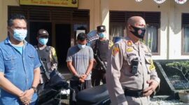 Kapolsek Mestong AKP Tarona Z Hadirkan Pelaku LHS dan BB Yamaha Metic Diamankan di Polsek Mestong. FOTO : Noval
