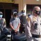 Kapolsek Mestong AKP Tarona Z Hadirkan Pelaku LHS dan BB Yamaha Metic Diamankan di Polsek Mestong. FOTO : Noval