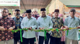 Bupati Sarolangun H. Cek Endra Saat Memotong Pita Meresmikan Graha KAHMI di jalan Yulis Usman, Pematang Sulur, Telanaipura, Sabtu (01/08/20). FOTO : Jambiindependen